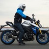 スズキ GSX-S1000の足つき