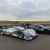 販売されるアウディ『R18 e-tron quattro』（左）と『RS 5 DTM』（右）
