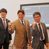 （左から）内野雅之氏、鶴山修司代表取締役社長、平泉善揚氏