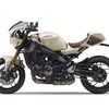 前後カウルを装着したアイボリーのXSR900 2025年モデル