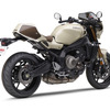 前後カウルを装着したアイボリーのXSR900 2025年モデル