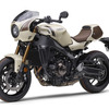 前後カウルを装着したアイボリーのXSR900 2025年モデル