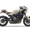 前後カウルを装着したアイボリーのXSR900 2025年モデル