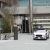 高輪ゲートウェイ駅構内を走行するウェイモの自動運転車両