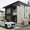 今後日本の建築基準の標準となるネットゼロエネルギーハウス(ZEH)とエクリプスクロスPHEV。