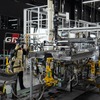 ボデー工程。セル方式の作業ブースにアンダーボデーが運び込まれる様子（GRファクトリー）