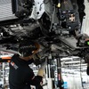 組立工程 足廻り搭載工程（GRファクトリー）