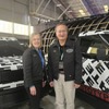 米スレート社と韓国SK Onの首脳。後方はスレート社の新型電気トラック「スレートトラック」