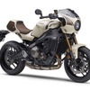 前後カウルを装着したアイボリーのXSR900 2025年モデル