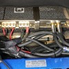上層に設置された2台のパワーアンプの下を見るともう一台のパワーアンプ（INGOT2）が埋め込まれているのが見える。