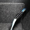 スポーツ走行時にサブウーファーを素早く脱着しやすいように配線はカプラーで接続されていることがわかる。