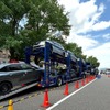 ゼロの車を運ぶ大型キャリアカー