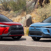 トヨタ・カローラクロス（ガソリン、左）とハイブリッド改良新型（米国仕様）