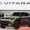 鈴木社長とスズキ e VITARA（欧州向け）