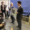 パネルを持つ人物手前が西武の小川車両部長、奥が小田急エンジニアリングの岩﨑社長（崎はたつさき）