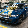 BMWグループが300万台目となる電動車の生産を達成。イギリス市場向けのPHEV、BMW『330eツーリング』がラインオフ