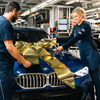 BMWグループが300万台目となる電動車の生産を達成。イギリス市場向けのPHEV、BMW『330eツーリング』がラインオフ