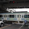 久米川第2号踏切・鷹の道。左手の東村山駅から出発する、国分寺線に入線したばかりの8000系電車