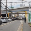 久米川第2号踏切・府中街道。画面左奥が東村山駅