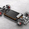 ポルシェ『マカン』に世界初の予防的異常検知システム搭載。AIでバッテリー寿命延長