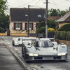 住宅街を走るレーシングカーのポルシェ『963 RSP』
