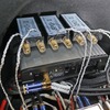 サブウーファーをドライブしているのはJLオーディオのG1300。サイドウォールに沿うようにコンパクトに取り付けられている。