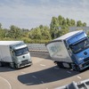 メルセデスベンツ『eActros 600』（右）と『Actros L with ProCabin』