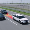 後方車両が約10m以内に接近すると、センサーがこれを認識し、まず音響や視覚的な警告をドライバーに伝達