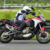 サスペンションのモードを変えると別のバイクに変身。すでに様々なバイクに減衰力を連続的に変化させる機構は採用されているが、ここに前後のハイトフレックスが加わるメリットはとても大きい。