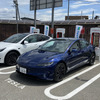 ファミリーマート秋田御所野湯本店で運用開始した「テスラ・スーパーチャージャー」