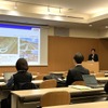 土木関係の研究者らが集まるシンポジウムで、事業の実績やFRPに関わる知見を発表する松井さん