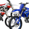3年ぶりにフルモデルチェンジするヤマハ YZ450F（手前）と、70周年記念モデル