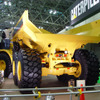 【東京ショー2002速報】俺が一番ビッグだぜ---新キャタピラー三菱『CAT740』