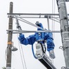 ZIZAI（多機能鉄道重機）：架線支持物塗装の様子