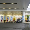 2024年交通安全旗持ち。雨天のため店舗屋根下で開催した