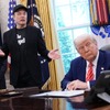 マスク氏（黒いキャップの人物、5月30日）