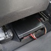 運転席／助手席ともにパワーアンプのサイズは完全には収めきれず、後部座席の足もとスペースにせり出しているのがわかる。