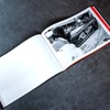 ル・マン24時間レースで優勝したマクラーレン『F1 GTR』を収めた写真集「Jet Black 59」