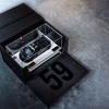 最初の59部には、日本のモデル専門メーカーMake Upが製作した1:18スケールのマクラーレンF1 GTR（シャシー01R）が特別に付属
