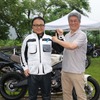 自工会・二輪車委員会委員長の設楽元文氏（左）と自工会 常務理事の江坂行弘氏（右）