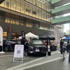 アウディQ6 e-tronの迫力に通行人もおもわず振り向いてしまう。