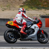 元世界王者ウェイン・レイニーが特別な『XSR900 GP』でラグナセカを駆け抜けた