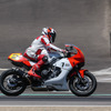 元世界王者ウェイン・レイニーが特別な『XSR900 GP』でラグナセカを駆け抜けた