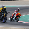元世界王者ウェイン・レイニーが特別な『XSR900 GP』でラグナセカを駆け抜けた