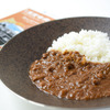 スズキが鳥善と共同開発したインドベジタリアンレトルトカレー。写真は、ジムニーのパッケージの「茶ひよこ豆マサラ」