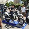 新型『DR-Z4S』『DR-Z4SM』が展示された「スズキ モーターサイクルコレクション2025」（7月19日）