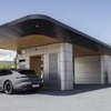 スイスにポルシェ初のEV向け充電ラウンジ「ポルシェ・チャージング・ラウンジ」開設