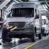 商用車を生産するメルセデスベンツのデュッセルドルフ工場