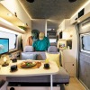 フィアットデュカトの車両の中に、広々とした家族の空間が広がる