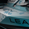ティールブルーの日産フォーミュラEマシン